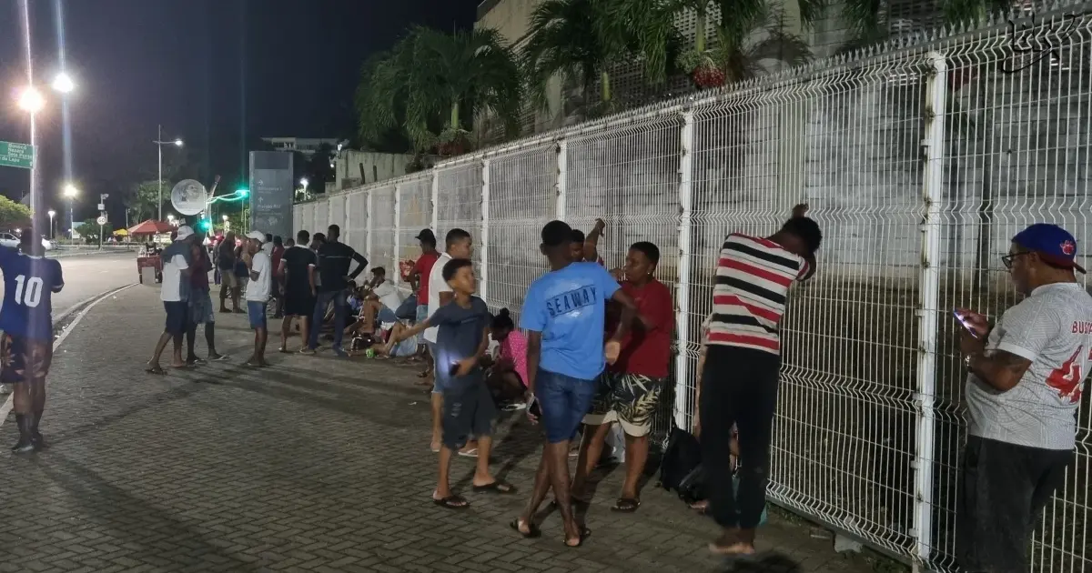 Torcida do Bahia enfrenta chuva e fila para comprar ingressos para o Ba-Vi