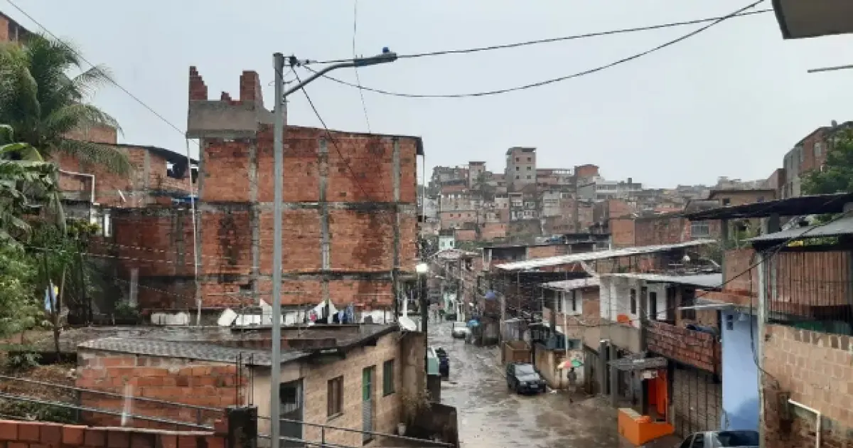 Fortes chuvas atingem Salvador e provocam alagamentos e deslizamentos