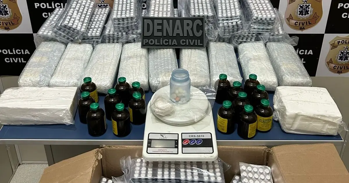 Operação Narke: Denarc Apreende Mais de 12 Mil Comprimidos de Anfetamina e Insumos para Drogas na Bahia