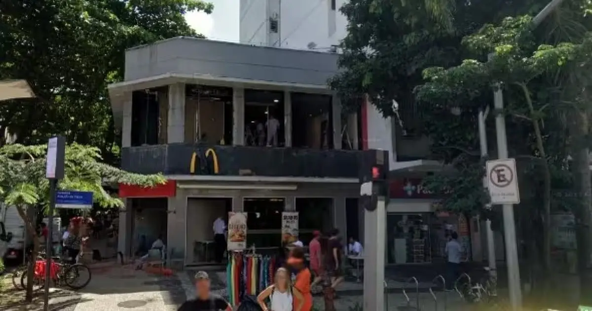 Mãe e filha vivem em McDonald’s no Leblon há semanas em busca de apartamento