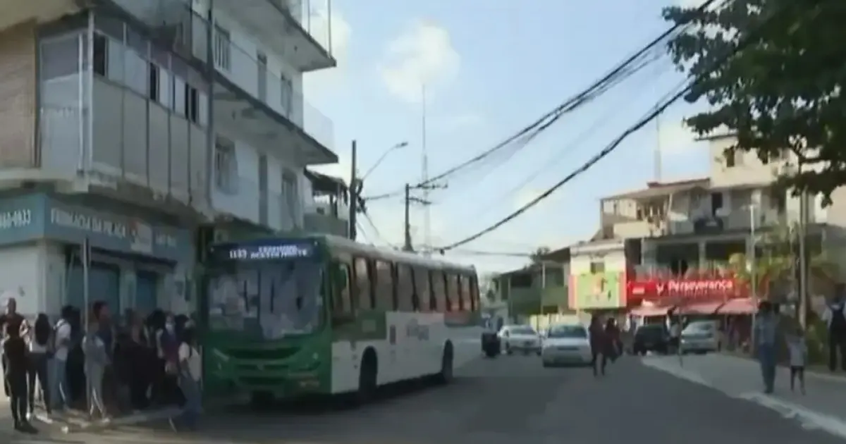 Linha de ônibus em Pernambués é encurtada temporariamente após incêndios