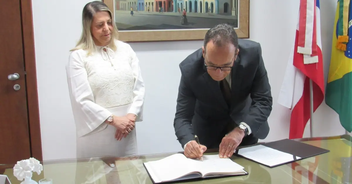 TJ-BA: Cynthia transmite presidência para João Bôsco em viagem à Europa
