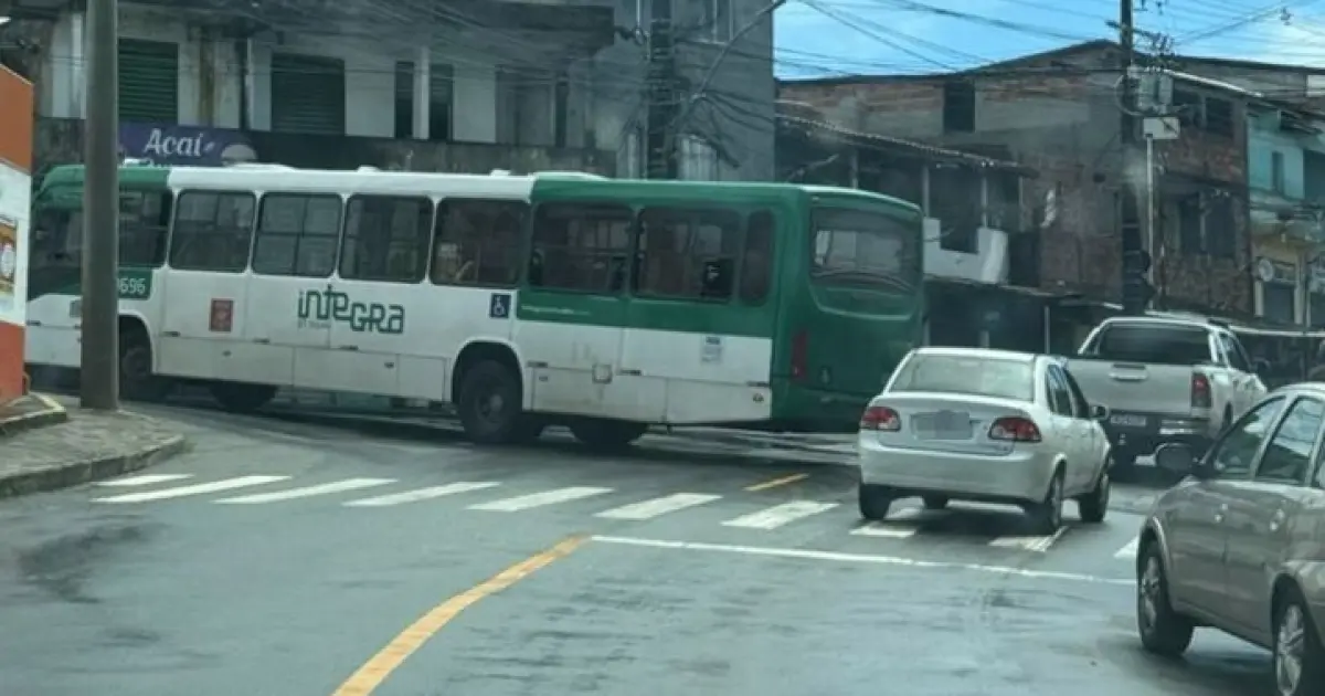 Comunidade de Vila Verde acorda sem transporte público; polícia mantém presença
