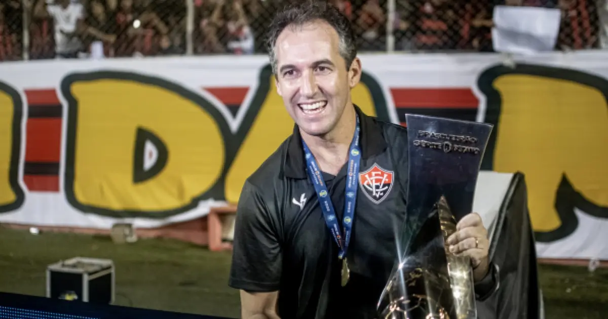 Léo Condé deixa o Vitória: “Acredito que minha missão foi cumprida”, diz o treinador