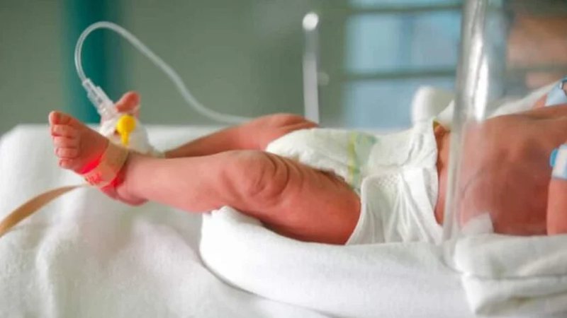 Negligenciação resulta em coma: Bebê de 4 meses entra em estado grave após ingerir vinho na mamadeira