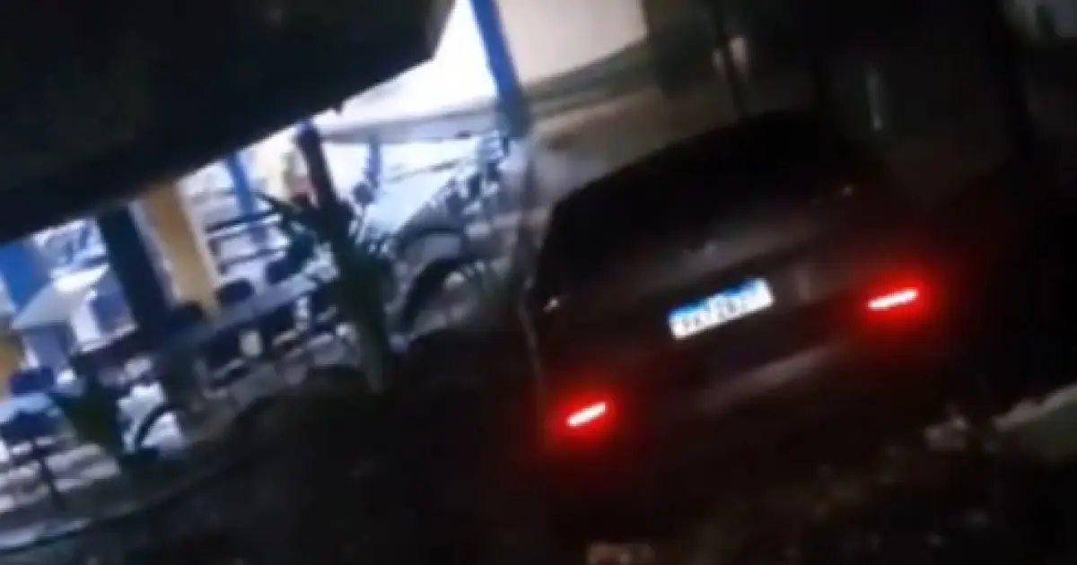 Carro invade colégio em Pernambués após derrubar muro