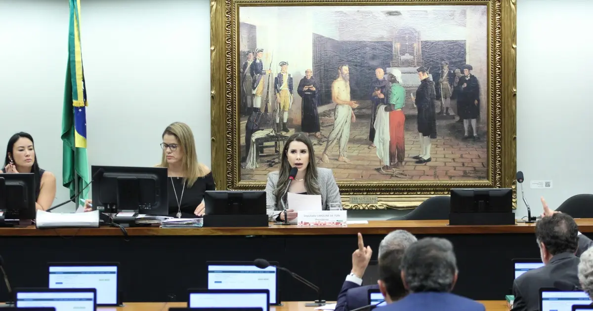 PEC que aumenta número de ministros do STF avança na Câmara