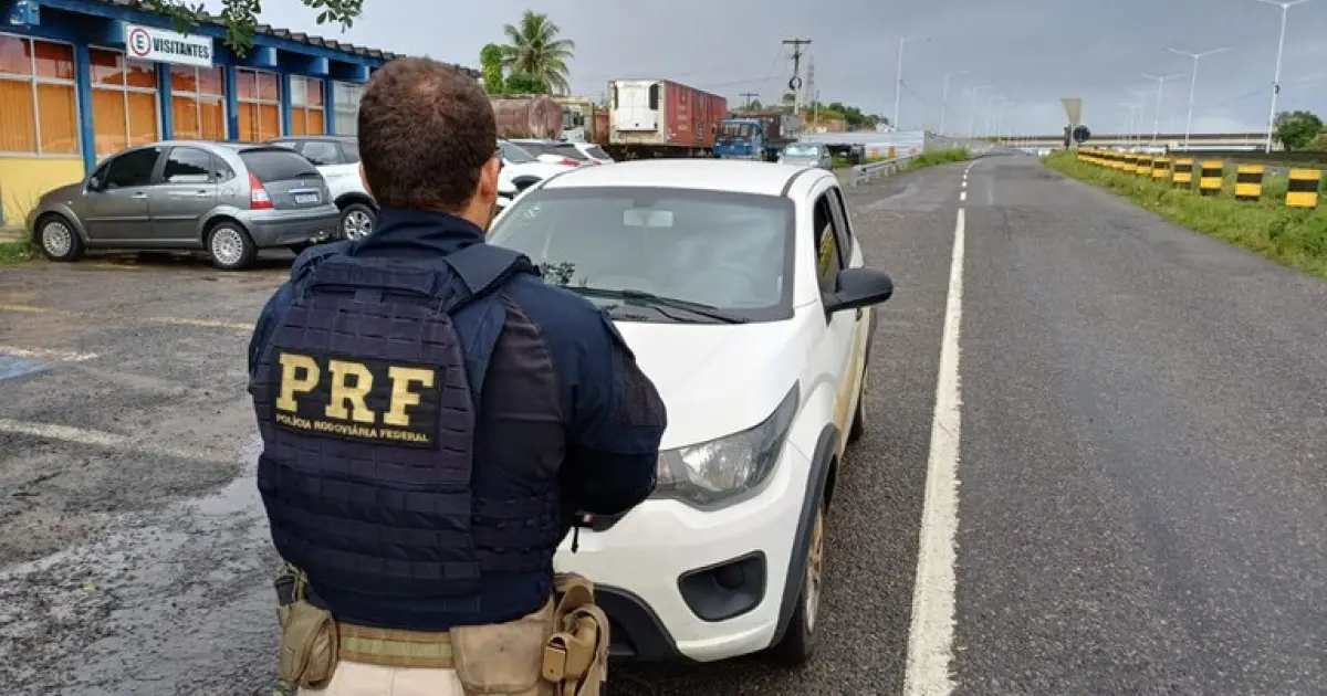 PRF recupera carro furtado de locadora em Simões Filho (BA)