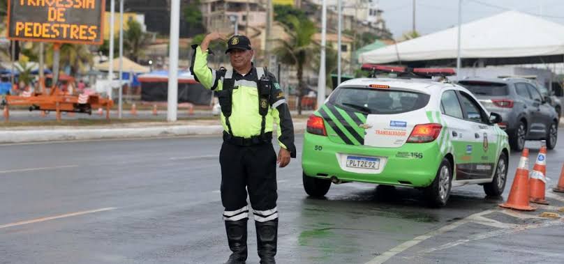 Motorista derruba poste na Avenida Vasco da Gama e abandona veículo