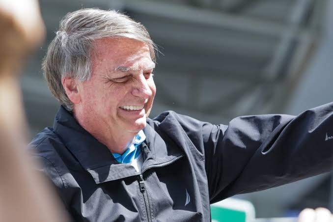 Defesa de Bolsonaro pede arquivamento de inquérito sobre joias, citando caso de Lula