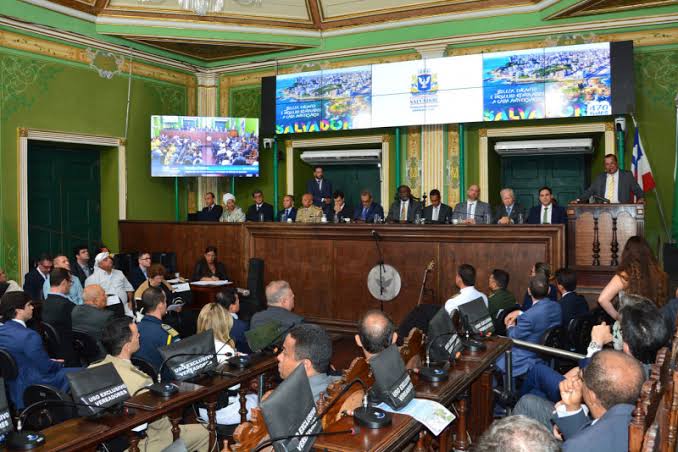 Câmara Municipal de Salvador aprova títulos de cidadão soteropolitano e outras propostas em sessão movimentada