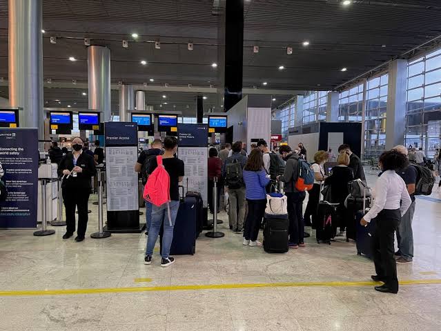 Governo vai restringir entrada de imigrantes sem visto em aeroportos a partir de segunda-feira (26)