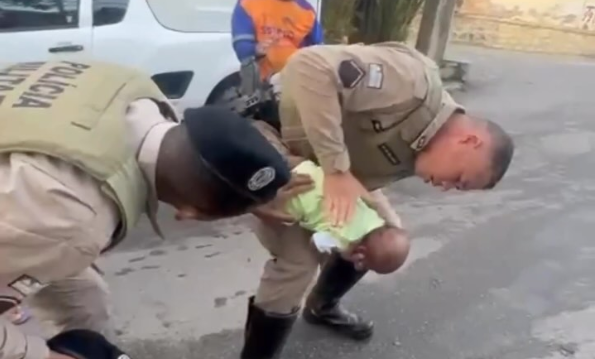 Policiais salvam bebê que ficou engasgado no bairro de  Pituaçu