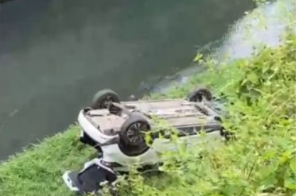 Carro cai em córrego no bairro do Imbuí, em Salvador
