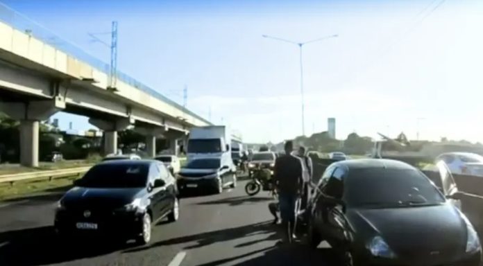 Acidente entre caminhão e motocicleta deixa dois feridos na BR-324