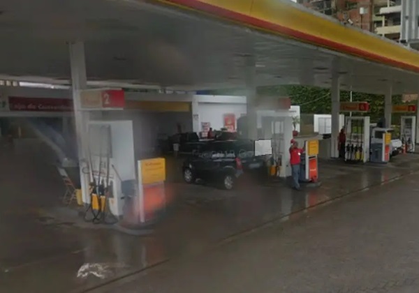 Motociclista baleado invade posto de gasolina e bate em bomba de combustível