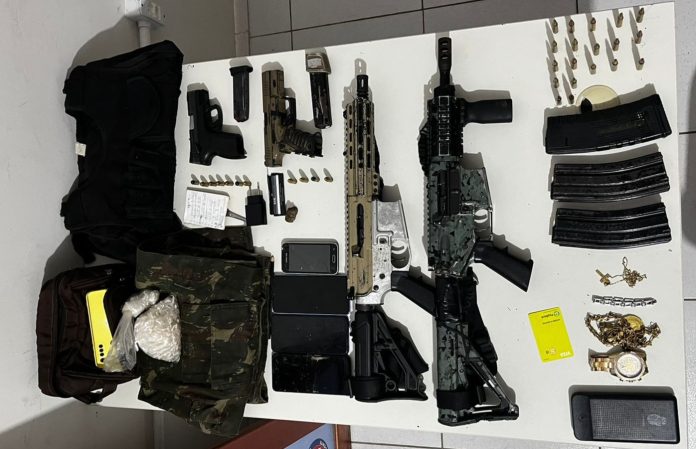 Quatro traficantes do Comando Vermelho mortos e fuzis apreendidos na Ilha