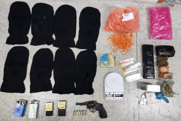 Dupla é presa com balaclavas, revólver e drogas em Senhor do Bonfim