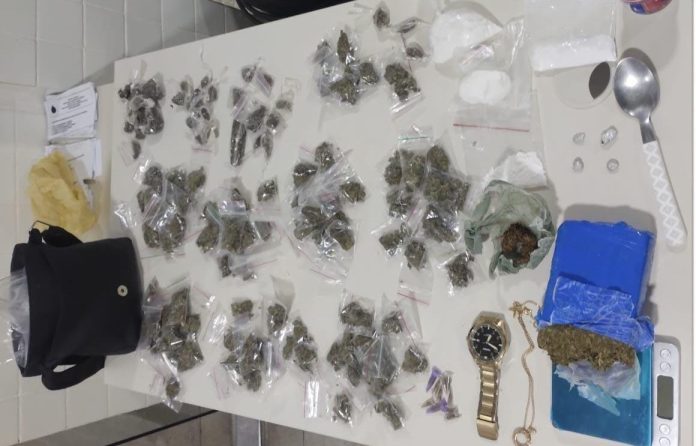 Adolescente é apreendido com drogas pela PM em Camaçari