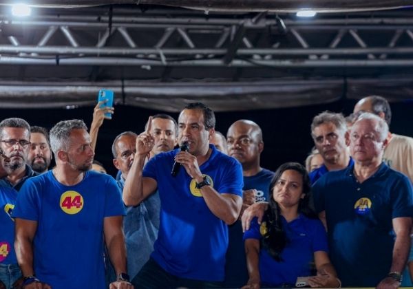 Candidato à Prefeitura de Camaçari, Flavio faz comício em Monte Gordo com apoio de Bruno Reis