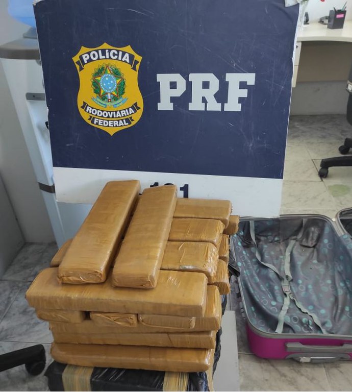 PRF apreende quase 61 kg de maconha durante fiscalização na BR-116, em Feira de Santana