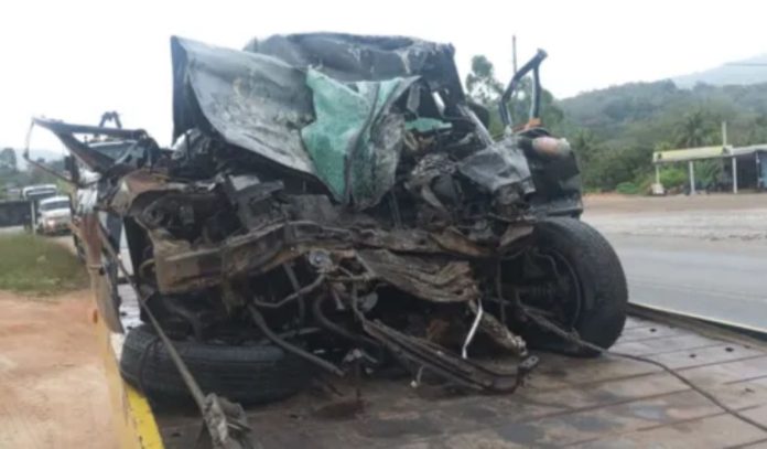 BR-101: Acidente entre carro e caminhão deixa idoso morto no sul da Bahia