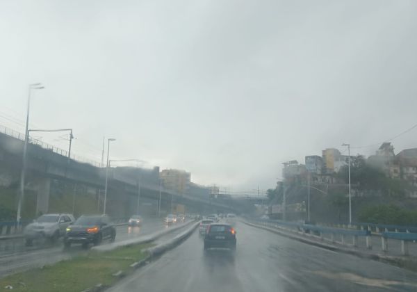 Tempo chuvoso na capital deve prosseguir até o fim de semana; veja previsão