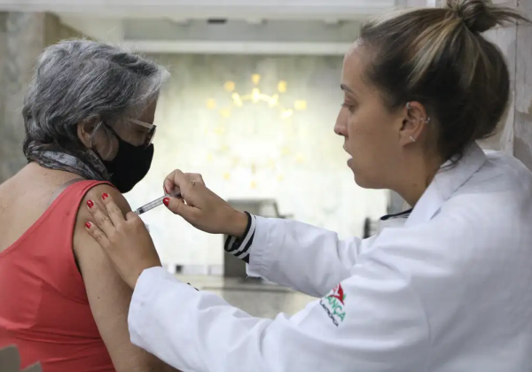 Fiocruz aponta sinais de queda em alta recente da covid-19 no país