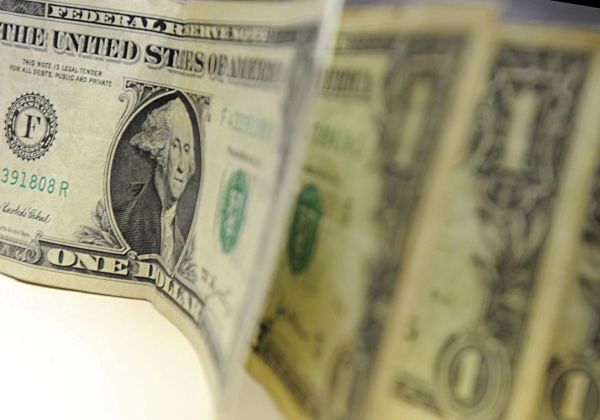 Dólar segue em alta nesta quarta, impulsionado por novo ciclo do Fed e eleições nos EUA