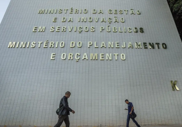 98% dos servidores públicos tiveram reposição e aumento de salário em 2024, afirma ministério