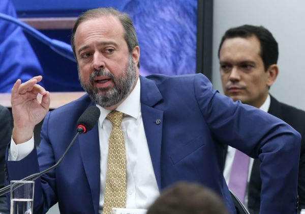 Ministro defende volta do horário de verão e diz que decisão é urgente