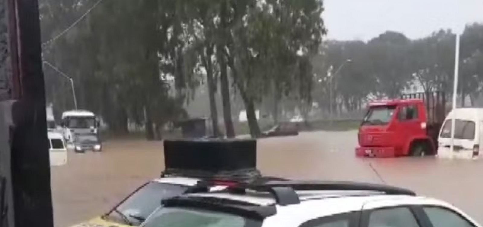 Chuva intensa causa alagamentos em Vitória da Conquista e cidades do Sudoeste da Bahia