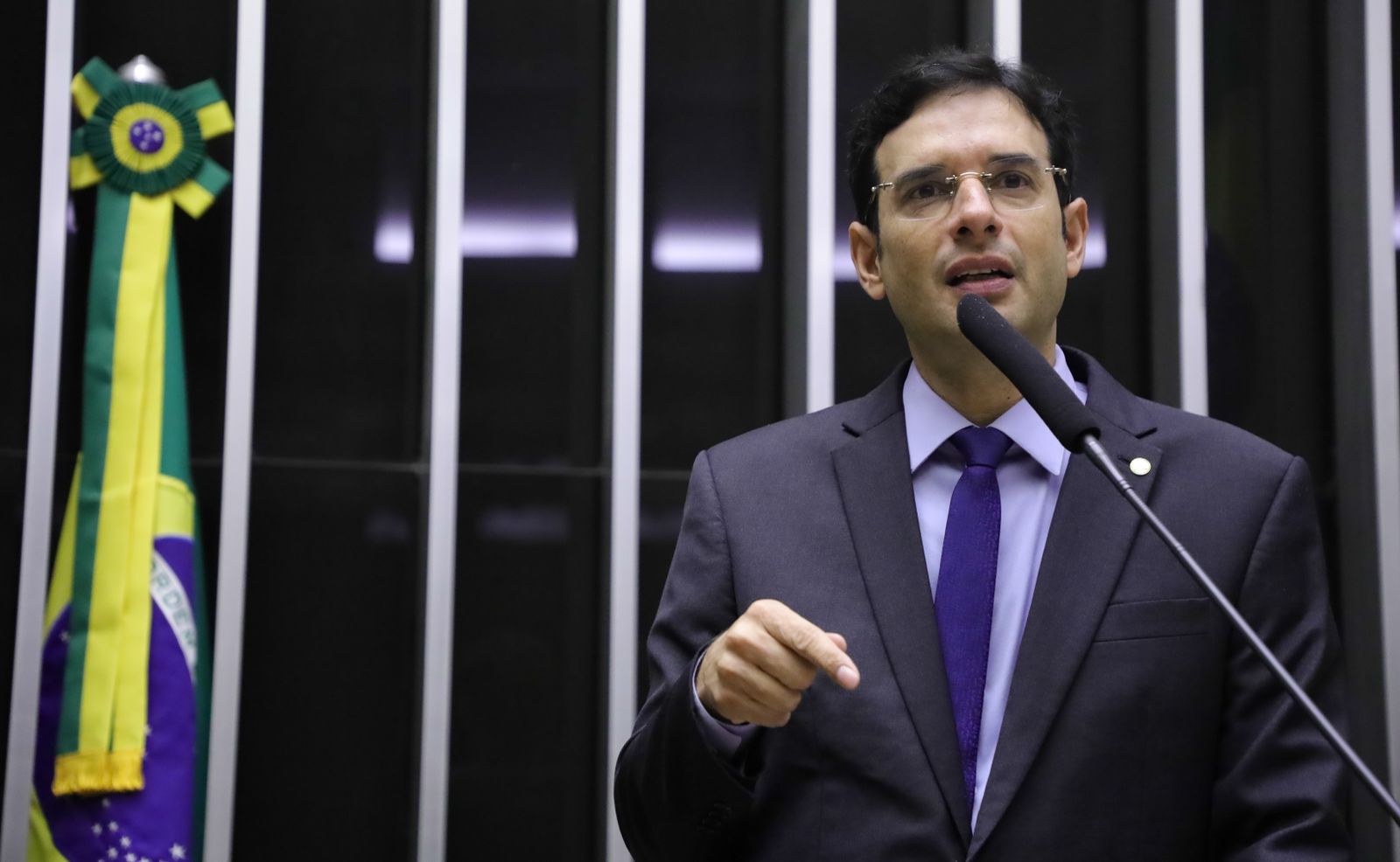 Leo Prates pede urgência para votação de projeto que indeniza pacientes com microcefalia ou síndrome de Guillain-Barré