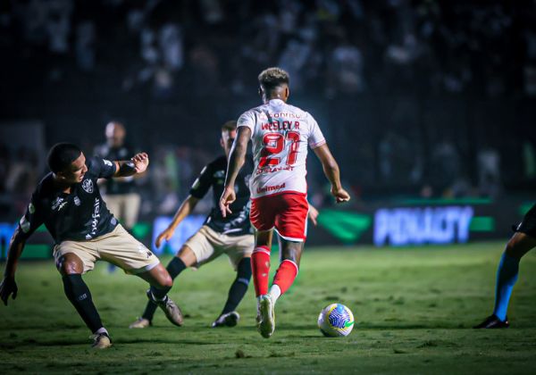 Vasco perde em casa para o Inter e não encosta no Bahia na tabela do Brasileirão