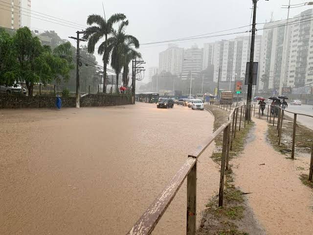 Chuvas intensas em Salvador causam deslizamentos, alagamentos e transtornos; novembro já ultrapassa o dobro da média esperada