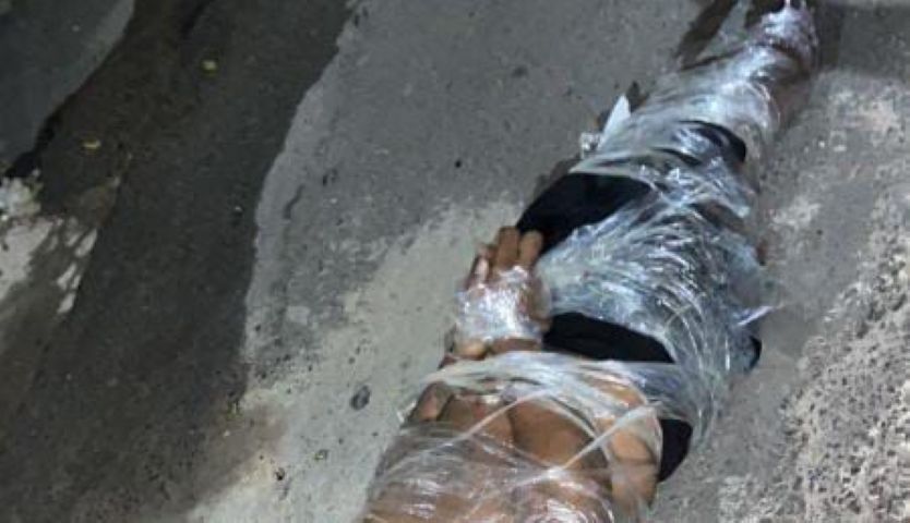 Bandidos abandonam corpo adesivado em praça do Arraial do Retiro