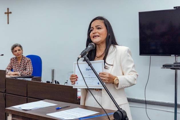 ‘O povo voltará a sorrir’, afirma Débora Regis ao ser diplomada prefeita.