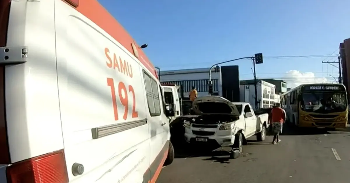 Colisão entre caminhonete e moto deixa dois feridos no Largo dos Mares