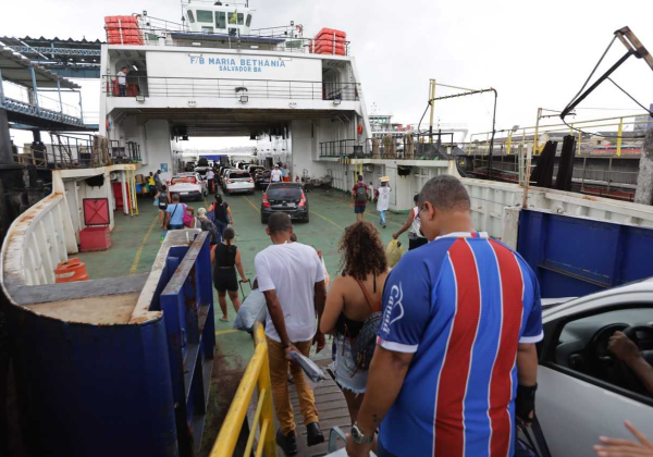 Ferry-boat registra fluxo intenso com fila de mais de 3 horas no terminal de São Joaquim