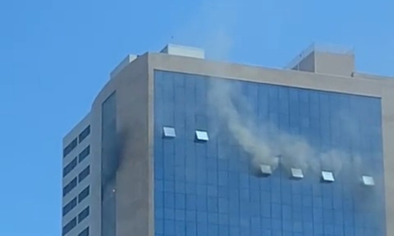 EVACUADO: Incêndio atinge edifício empresarial Thomé de Souza na avenida ACM