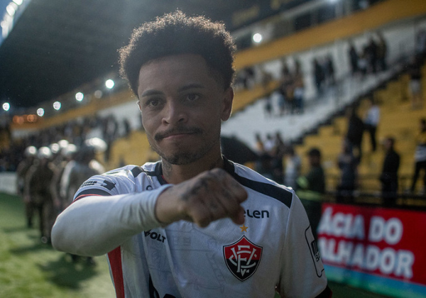 Exame descarta fratura no tornozelo, e Matheuzinho será reavaliado nesta segunda