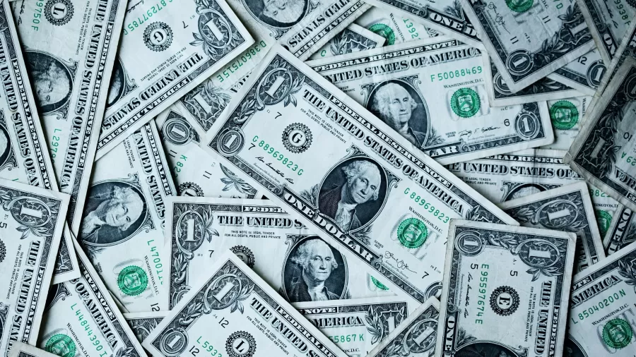 Mercado financeiro eleva previsão de inflação e do dólar para 2025
