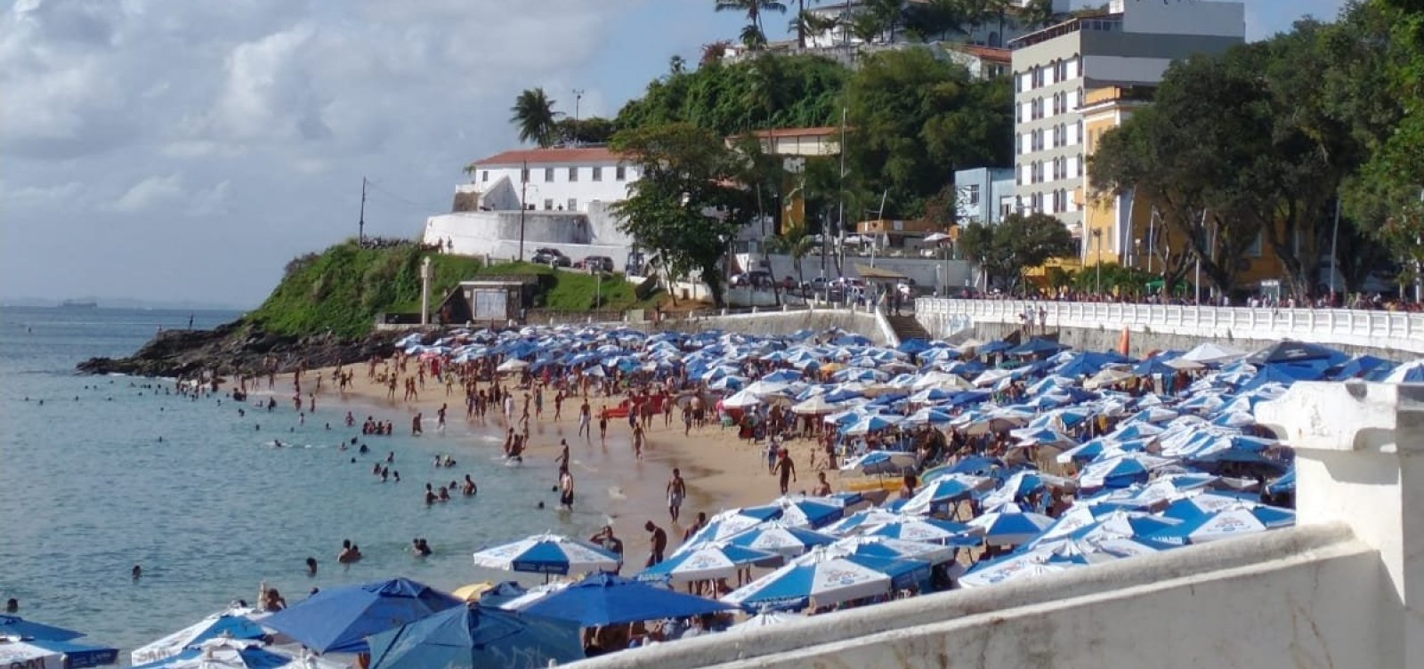 Semop realiza fiscalização no Porto da Barra após novas regras para organizar faixa de areia