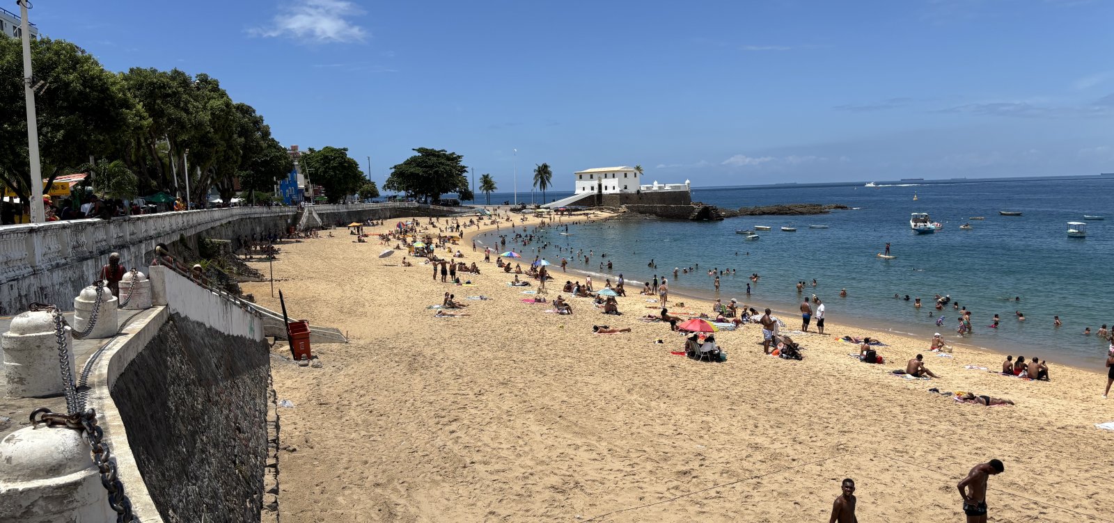 Carro na frente dos bois: Barraqueiros querem cobrar preços abusivos e lotar as areias da Porto da Barra, desrespeitando os banhistas