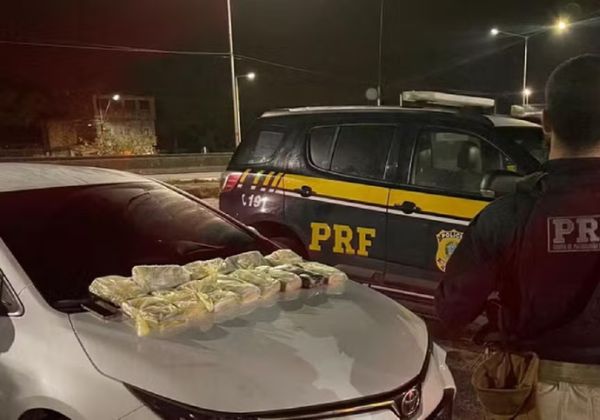 Dupla é presa suspeita de transportar 14 kg de cocaína em carro de luxo na RMS