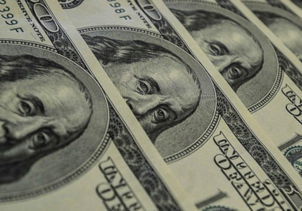 Dólar opera estável e segue abaixo dos R$ 6 nesta terça, após novidades no mercado de I.A