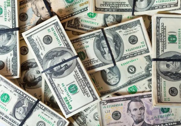 Dólar encerra em queda e fica abaixo de R$ 6 pela primeira vez desde dezembro