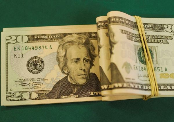 Dólar opera em alta nesta segunda, com expectativas em torno da posse de Donald Trump