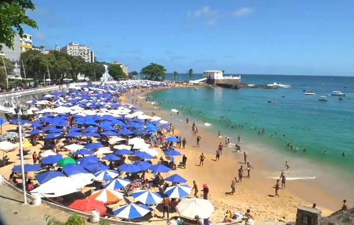 Sol, Calor e Alegria: Salvador Dá as Boas-Vindas a 2025 com Praias Lotadas e Alto Astral