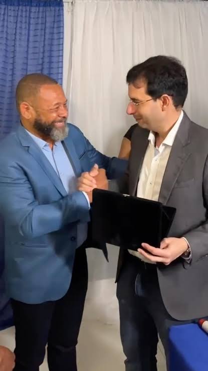 Juca assume presidência da Câmara de Lauro de Freitas com apoio político de Léo Prates